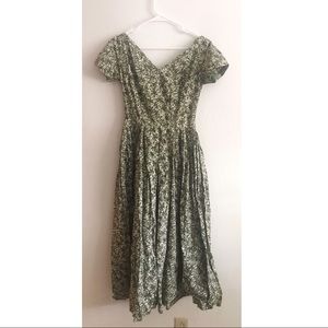 Gorgeous vintage 50s housewife dress